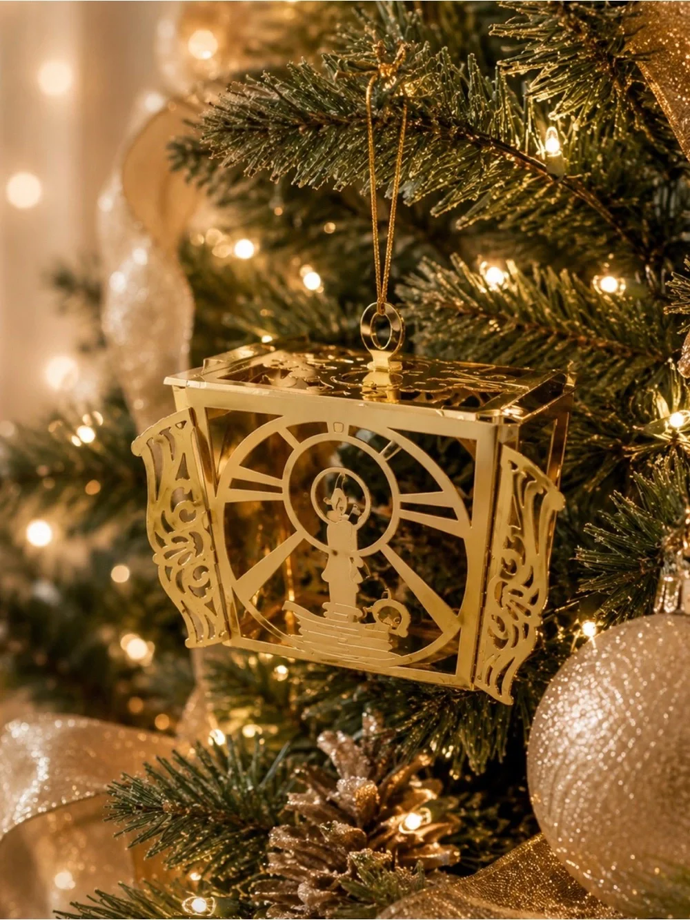 REED & BARTON THE FIRST ANNUAL TREE CASTLE ORNAMENT GOLD TONE COLLECTIBLE 1977